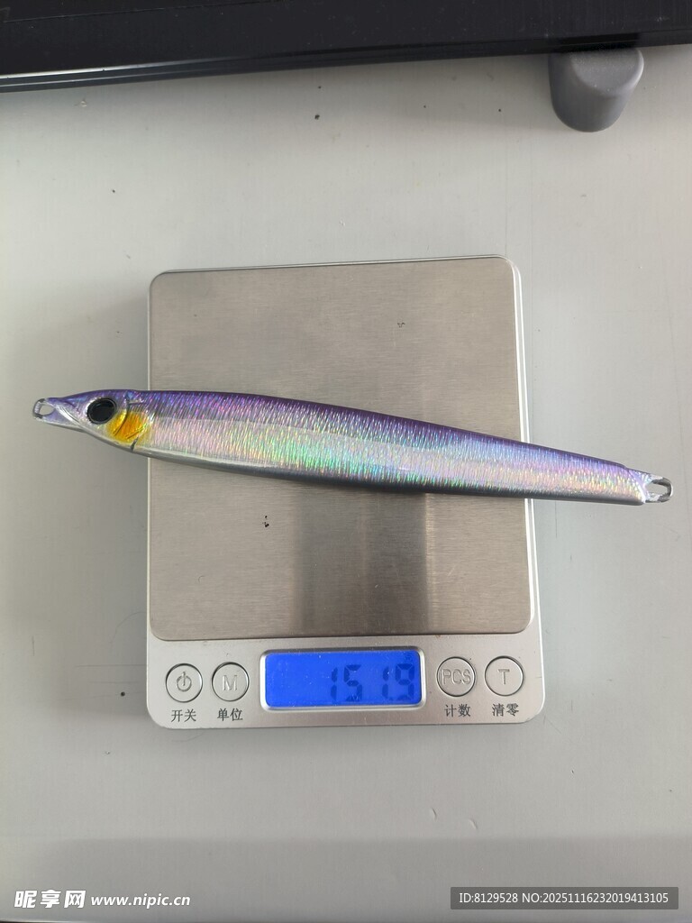 电子秤上的彩色仿真鱼饵