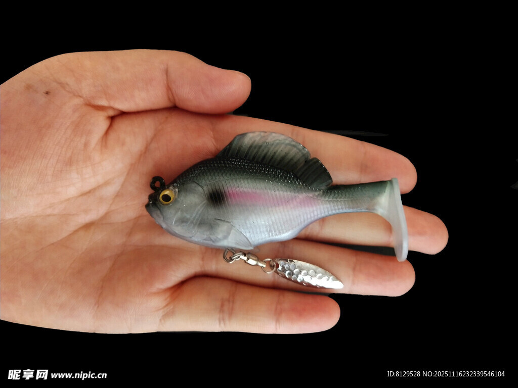 手中迷你仿真小鱼模型