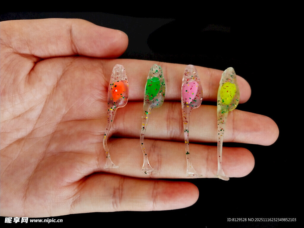 手中多彩鱼饵展示