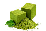 抹茶方块与粉末及绿叶