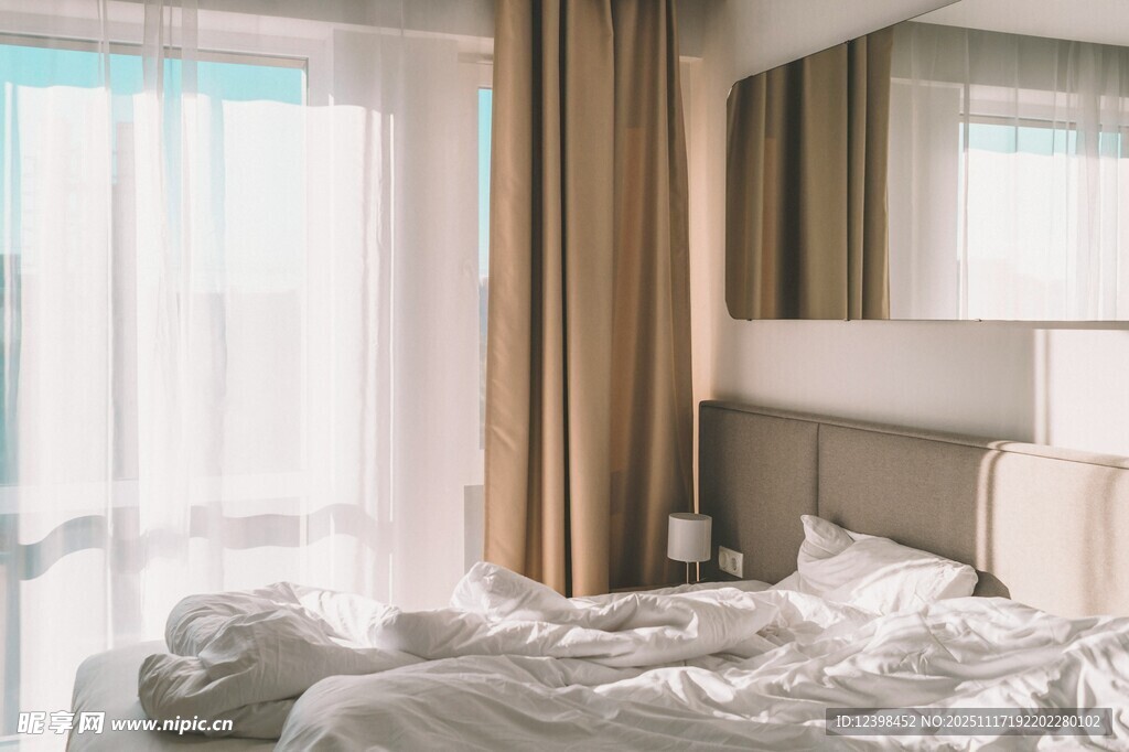 凌乱温馨的卧室床铺场景