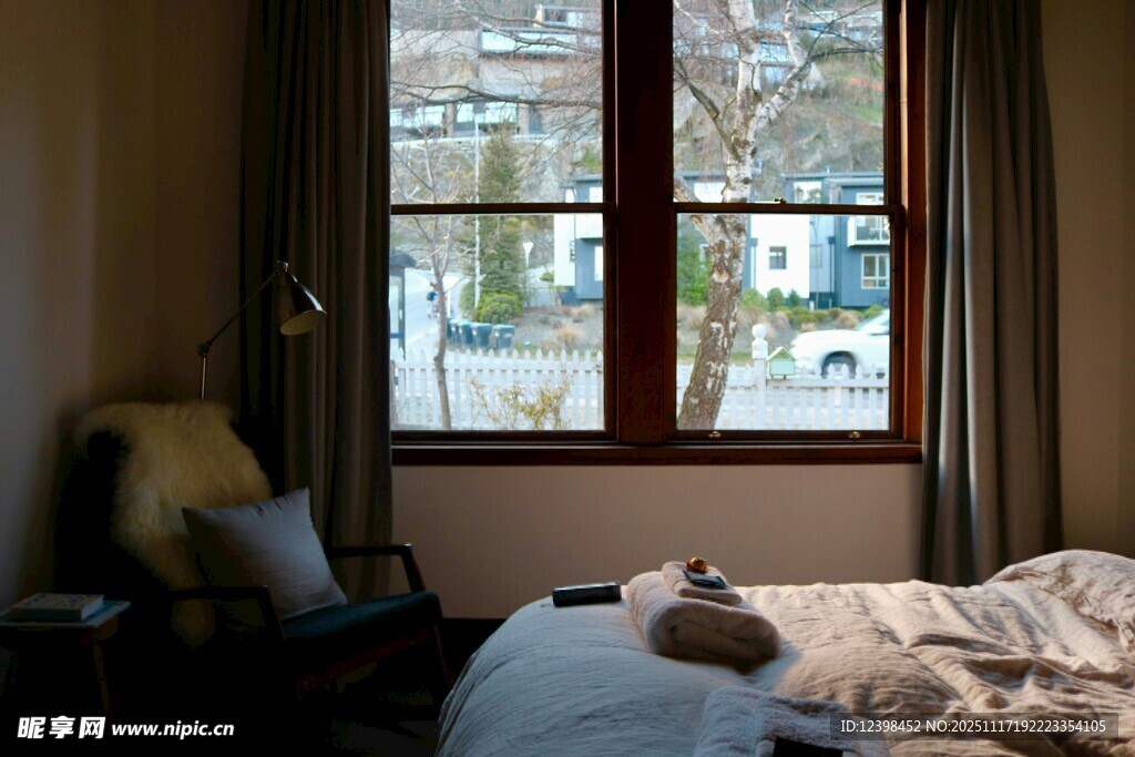 温馨卧室窗边的慵懒角落