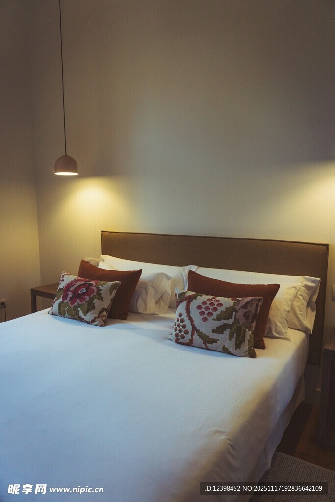 温馨卧室床铺与装饰灯具