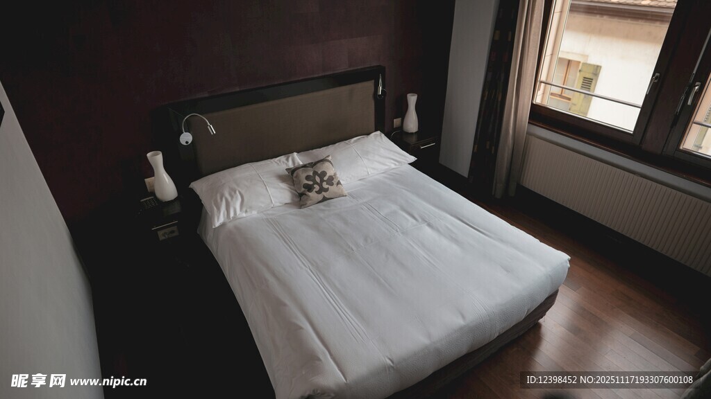 简约卧室中的整洁床铺