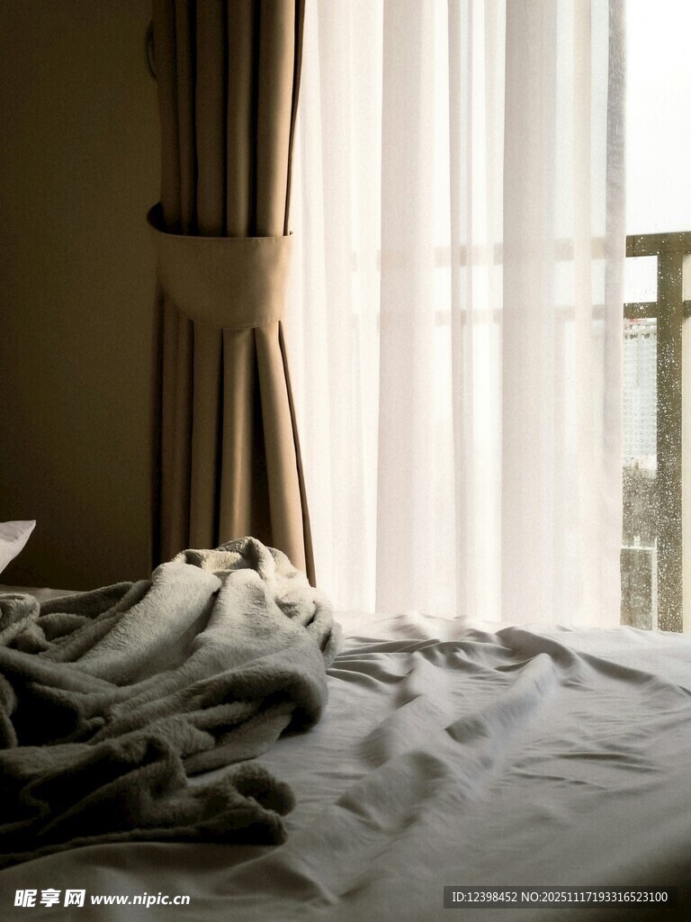 卧室窗边凌乱床铺场景