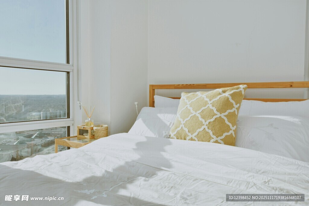 简约卧室窗边温馨床铺