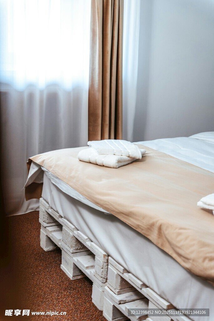 简约卧室中的整洁床铺