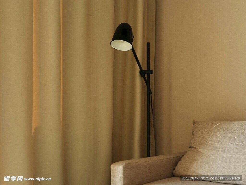 简约客厅角落的落地灯与沙发