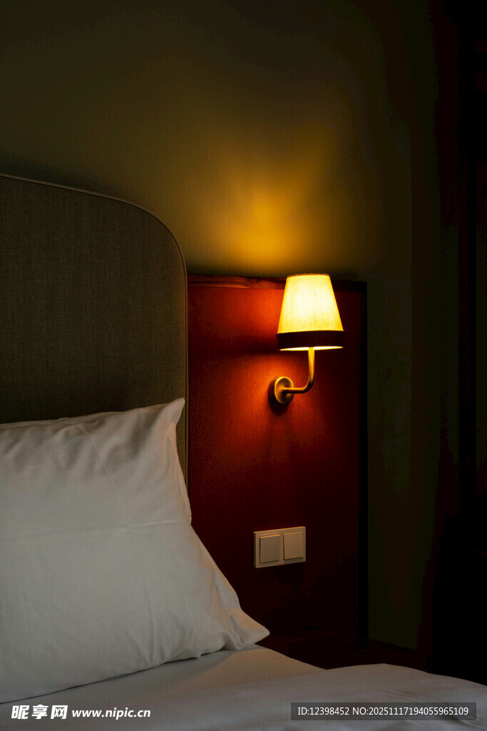 床头温馨小灯点亮卧室角落