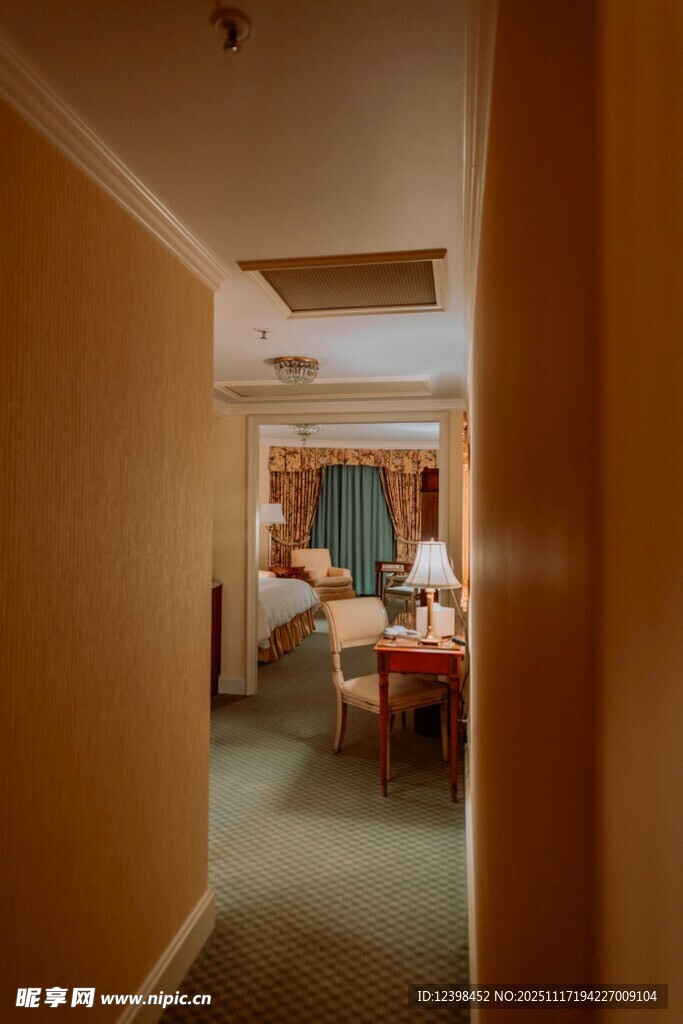 温馨酒店房间内部景象