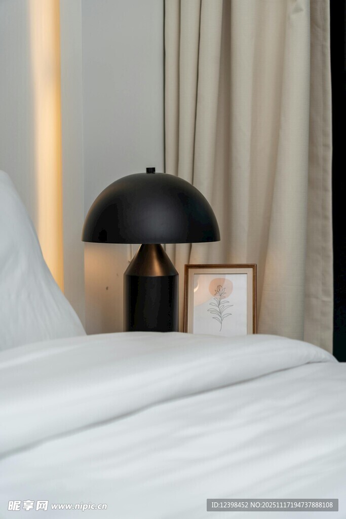 简约卧室床头温馨一角