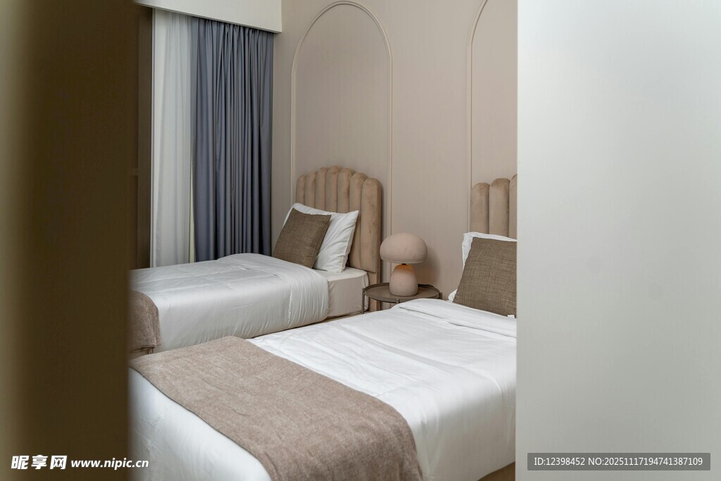 温馨双床酒店客房场景