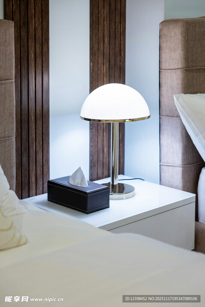 现代简约风格卧室台灯一角