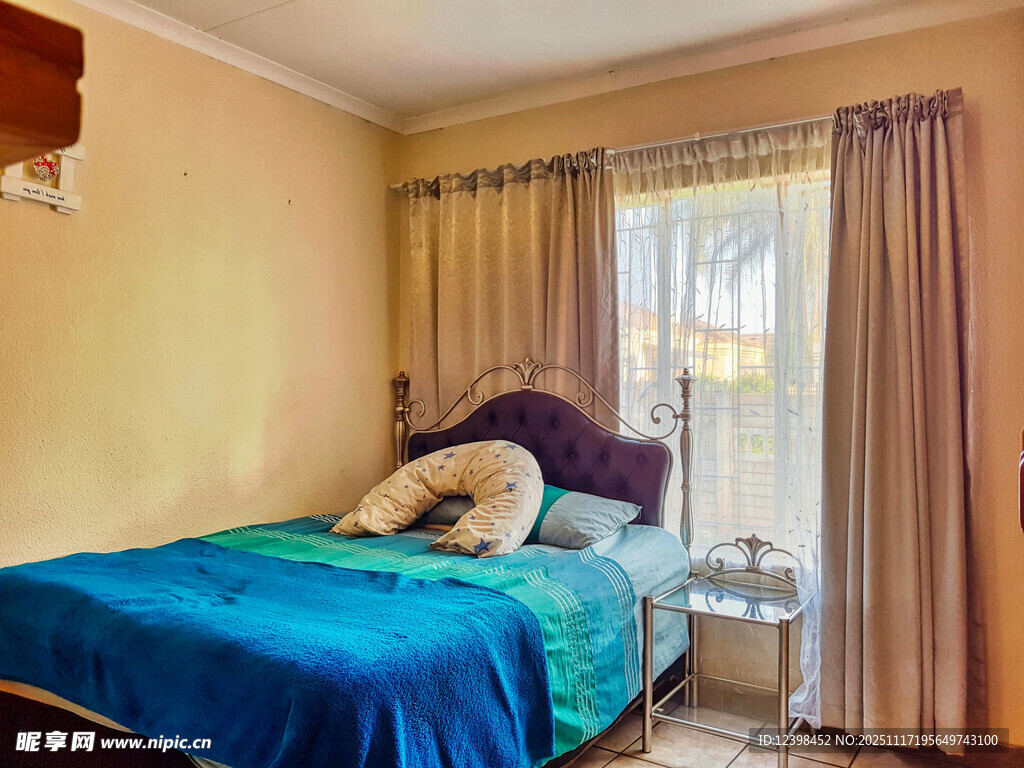 温馨卧室床铺场景展示