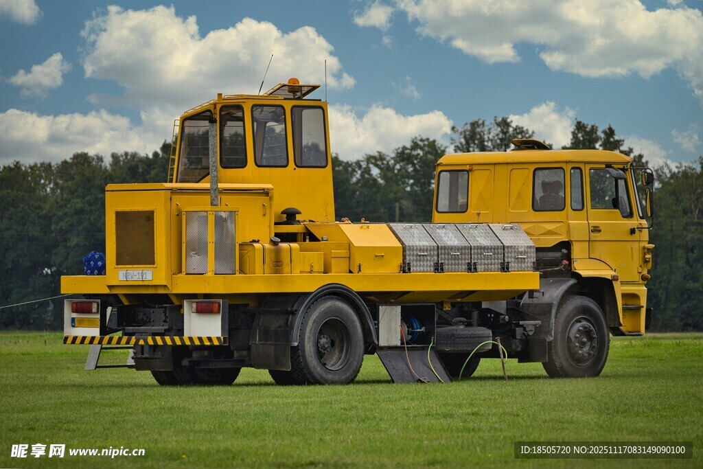 黄色重型特种运输车辆