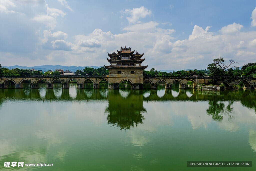 古桥楼阁映于碧水蓝天