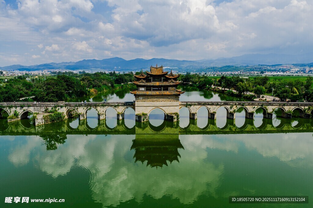 古建倒影于碧水蓝天间
