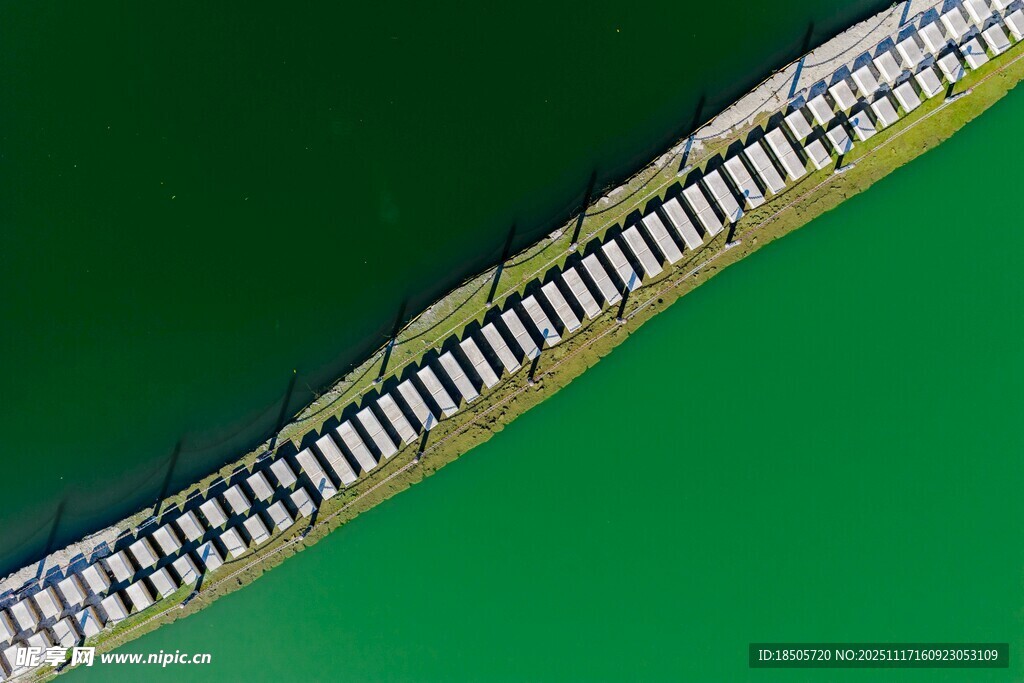 空中俯瞰绿色田野中的铁轨