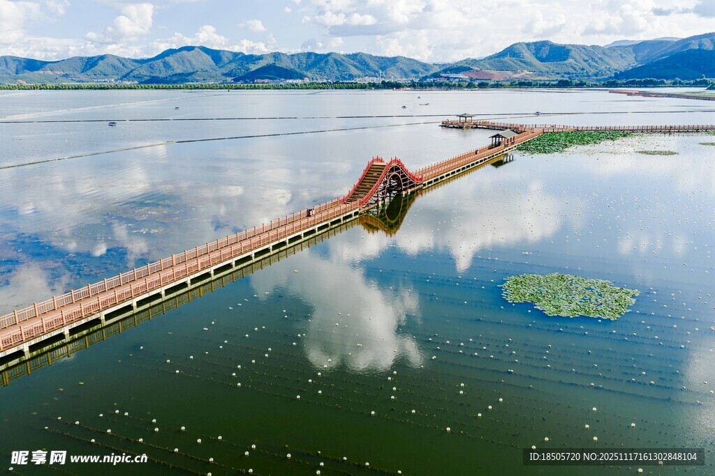 水上长桥映蓝天美景