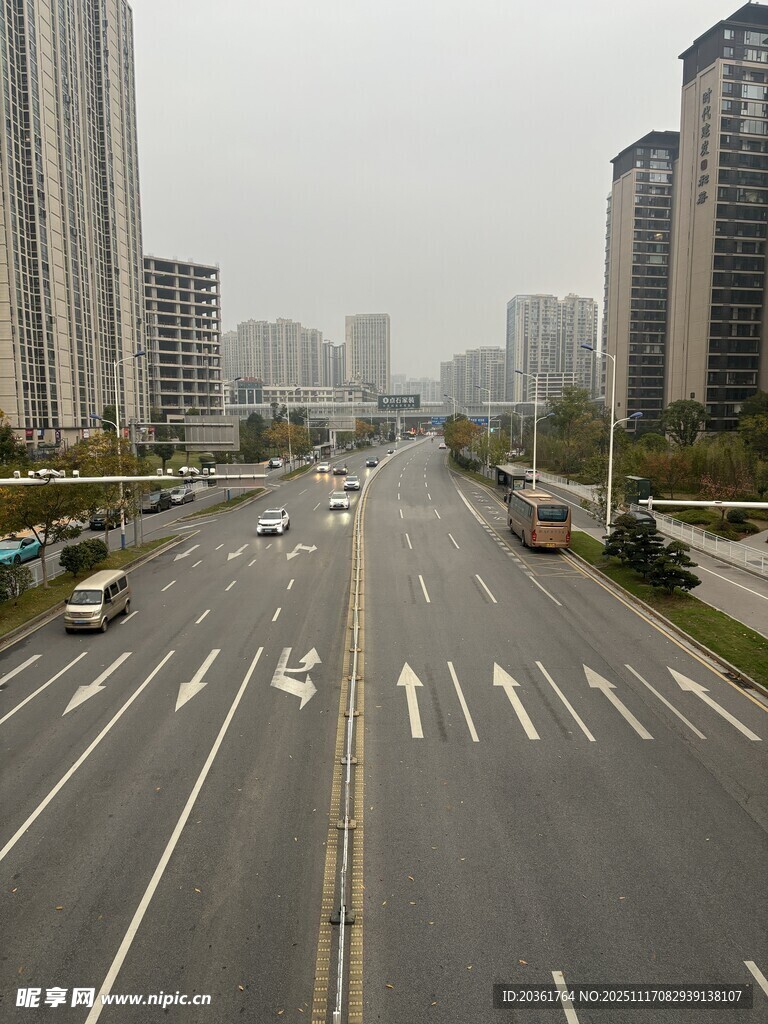 城市宽阔道路与高楼景象