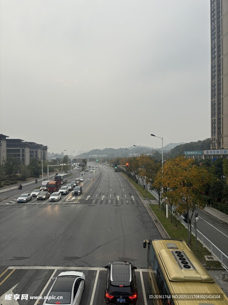 城市道路繁忙交通景象