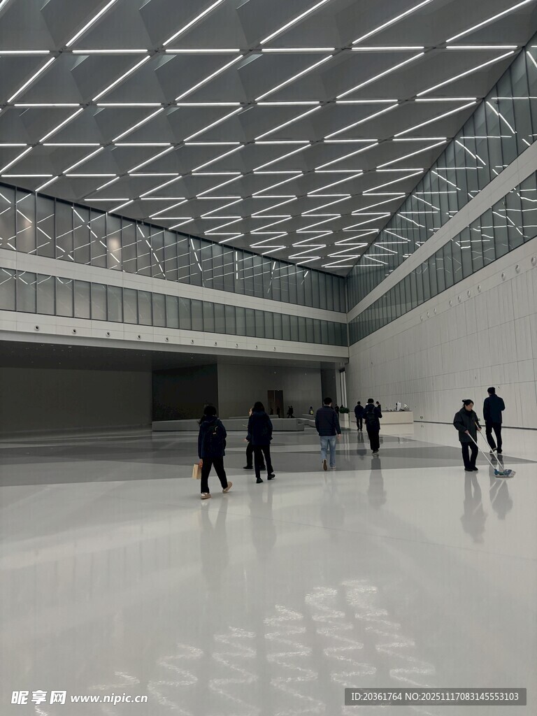 现代空旷大厅内行人漫步
