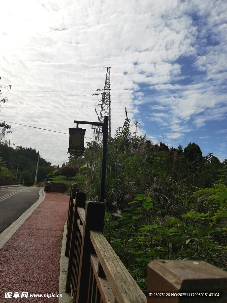 郊外步道旁的通信设施景观