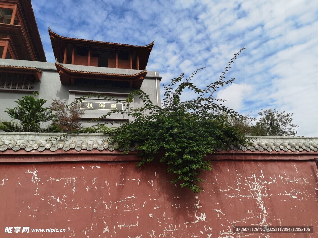 红墙绿植映衬古建筑