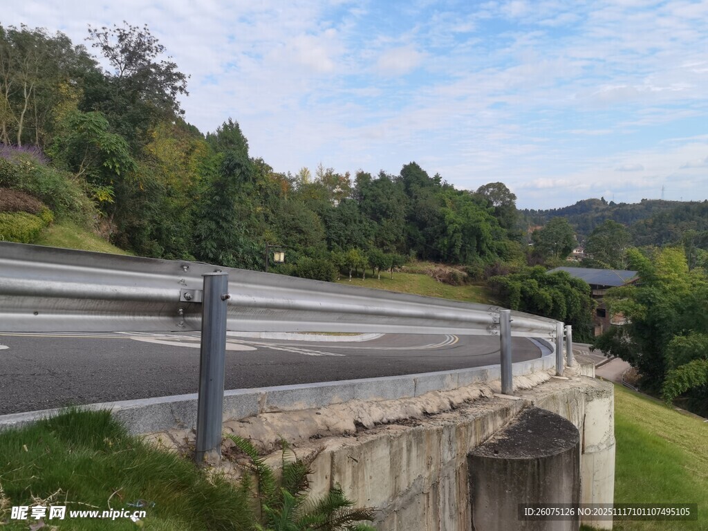 公路旁的金属护栏与风景