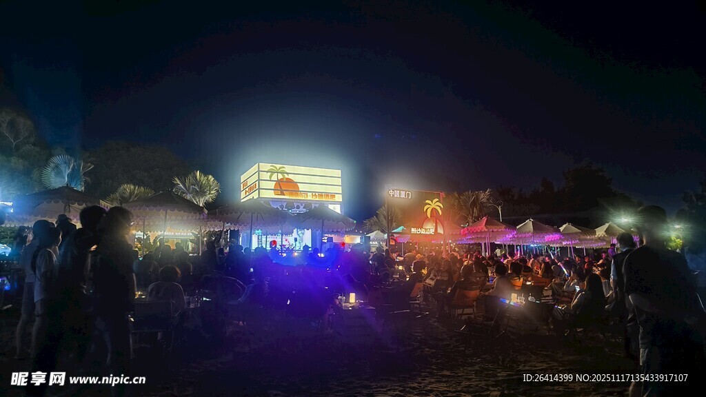 夜晚热闹的户外灯光场景