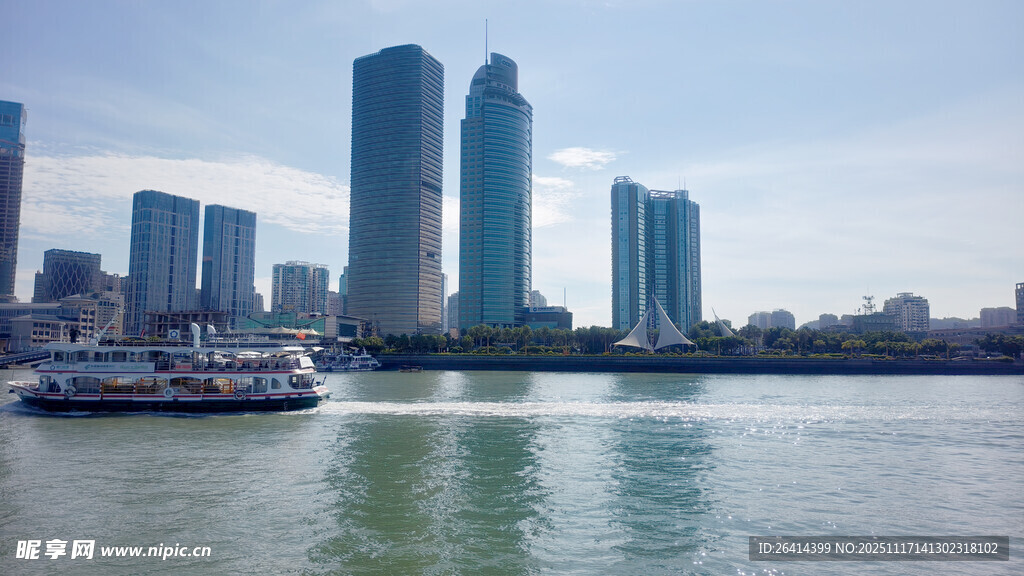 河畔高楼与船只的城市风光