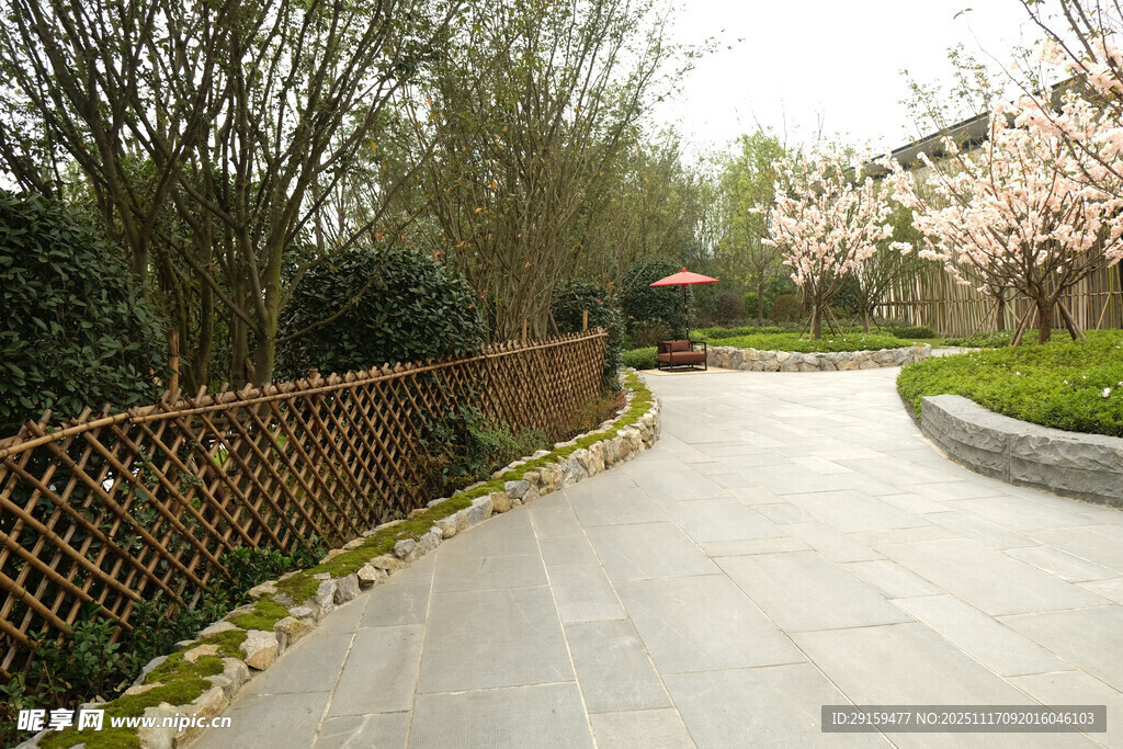 春日园林小径美景