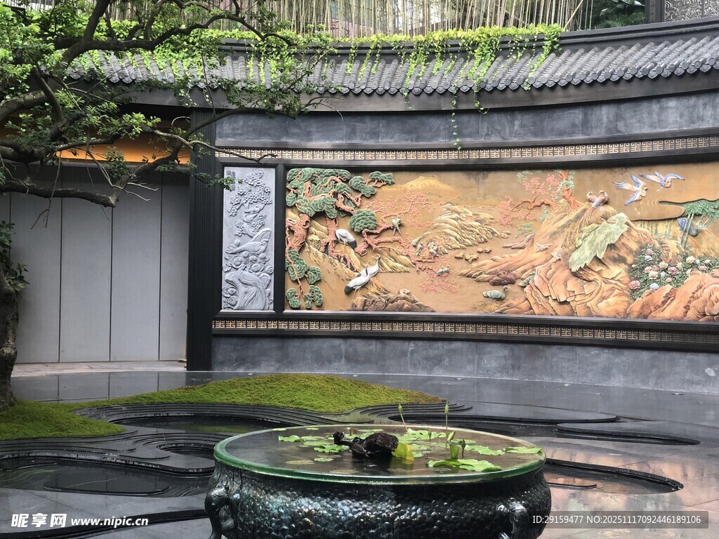 中式庭院景观中的雅致水池