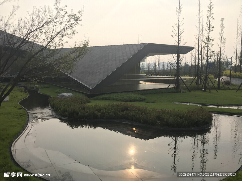 现代建筑旁的静谧水景