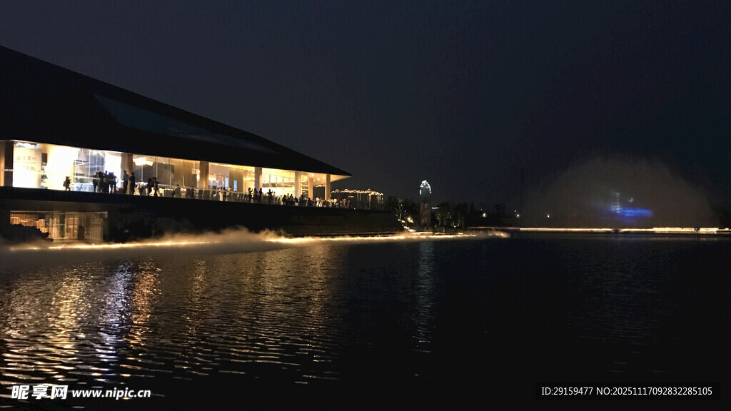 夜晚水边建筑灯光倒影