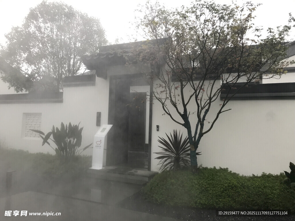 中式庭院雾中静谧景致