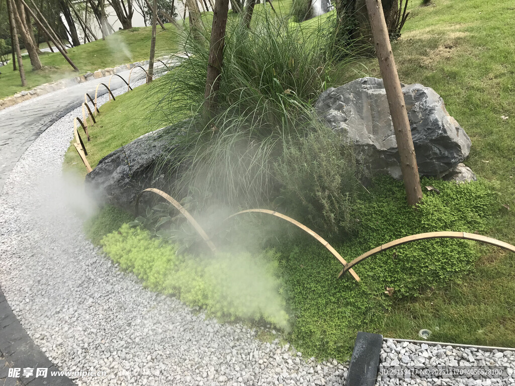 园林小径旁的雾化景观装置