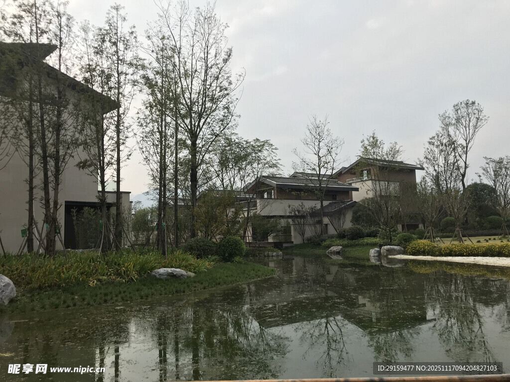 湖畔中式建筑景观