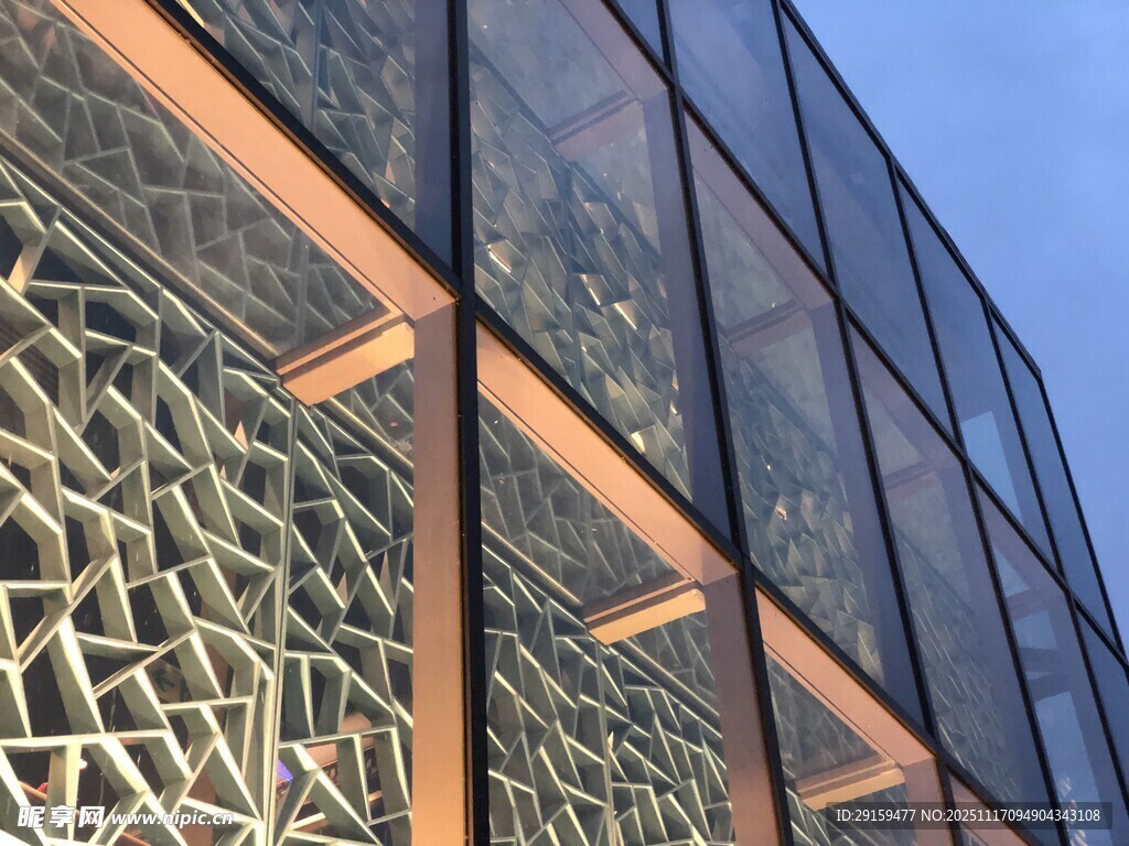 现代建筑独特玻璃墙面设计