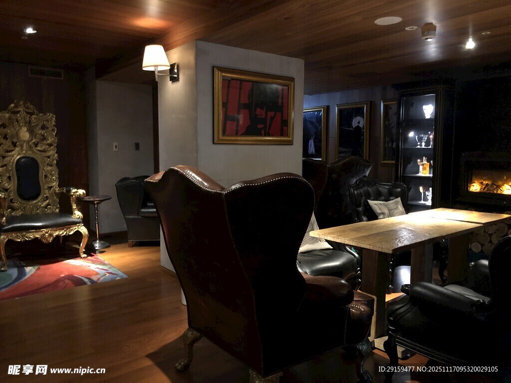 温馨复古风格的室内场景