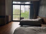 简约风卧室窗外绿意盎然