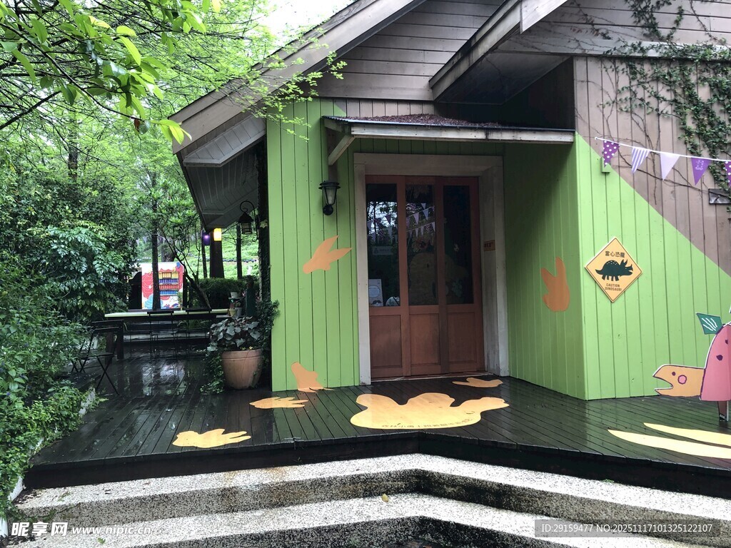 森林中的彩色小屋