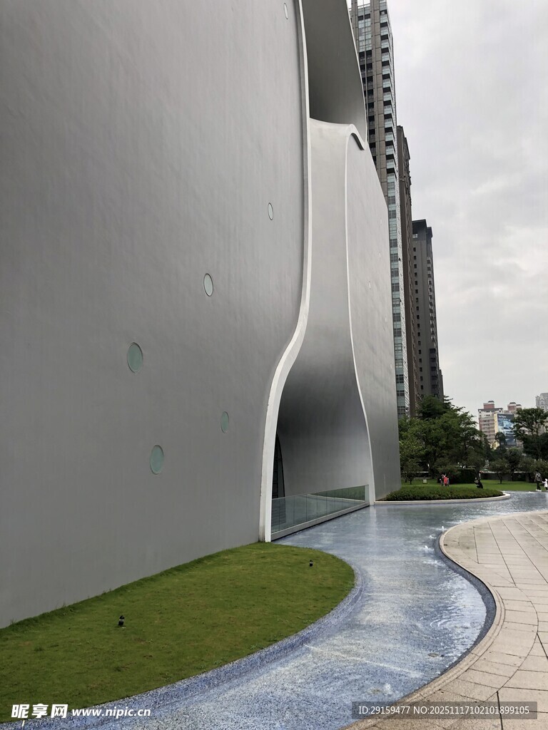 现代建筑旁的弧形步道景观