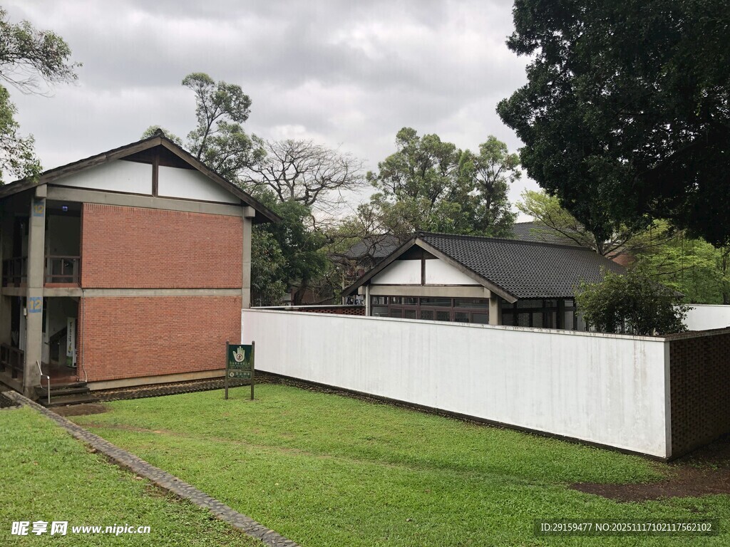 庭院外的红砖房与白围墙