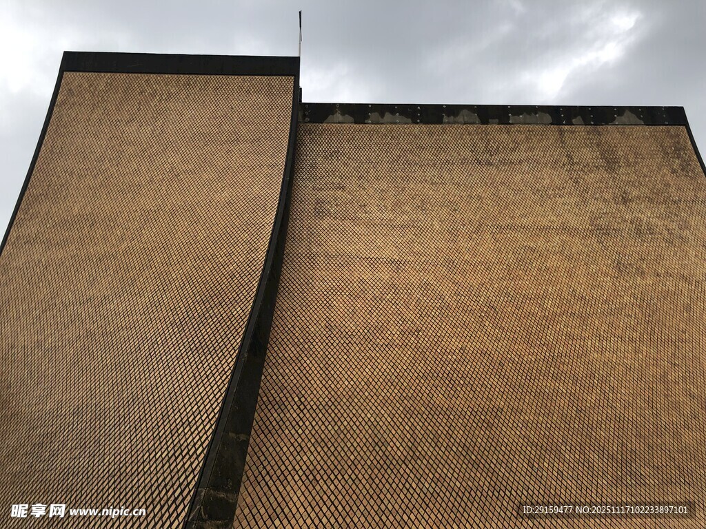 古老倾斜的棕色墙面