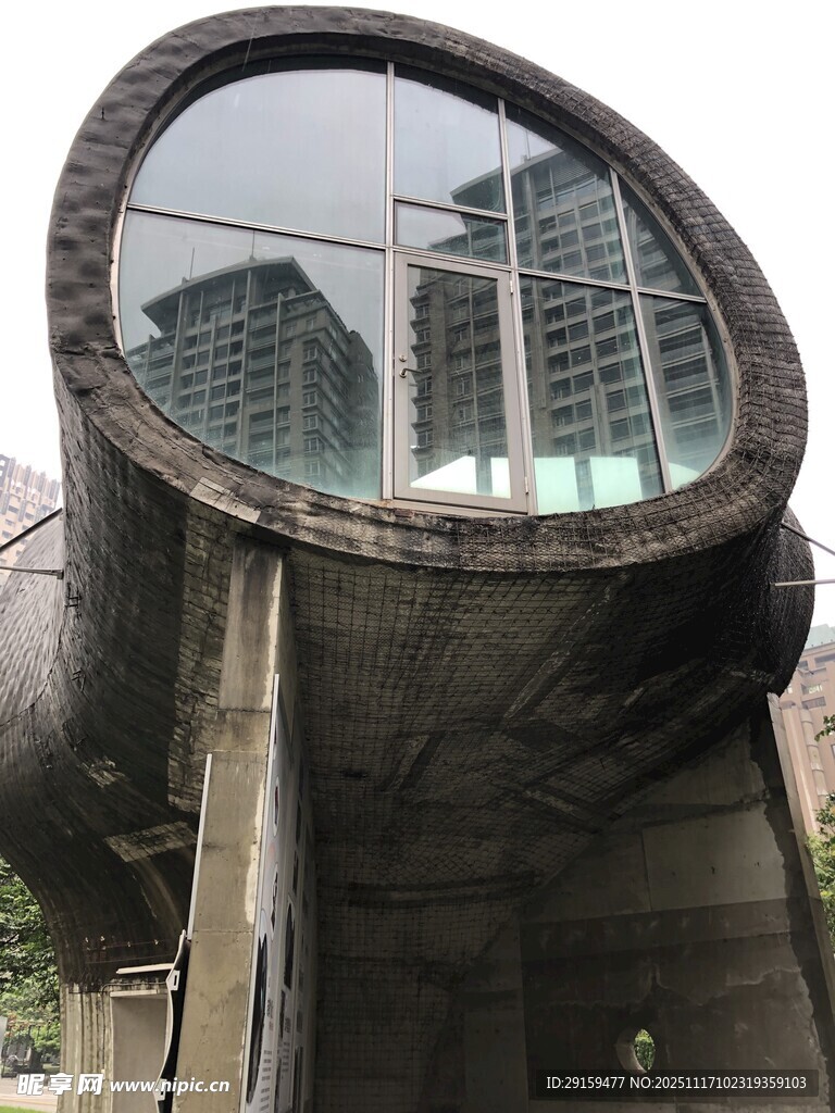 圆形建筑内望城市景观