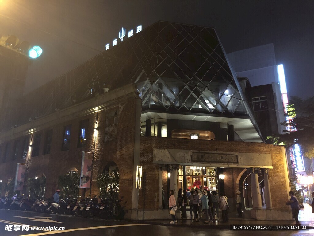 夜晚街边亮灯的特色建筑