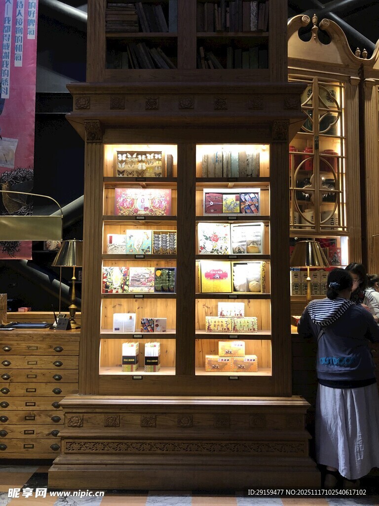 复古风展示柜陈列多样商品