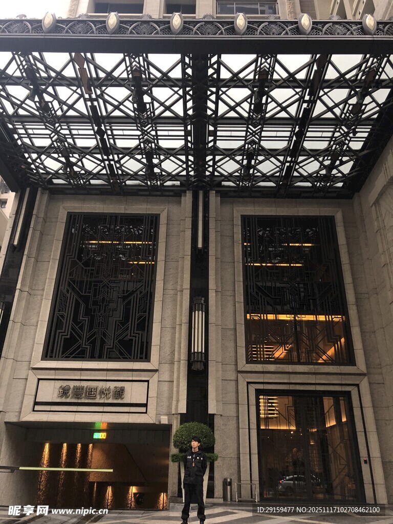 现代建筑入口处的独特设计