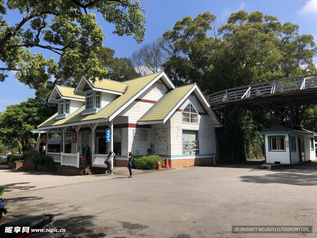 绿树环绕的别致小屋